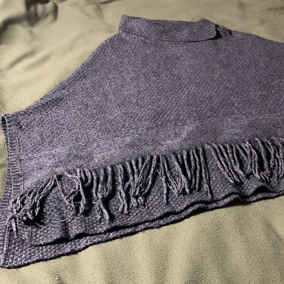 Coldwater Creek gray, fringed poncho.  One size fits most. - Picture 2 of 8
